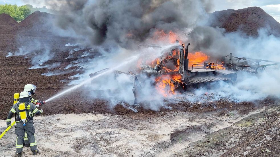 Einsatzkräfte der Feuerwehr bei den Löscharbeiten. Foto: Jan-Marco Bienhoff