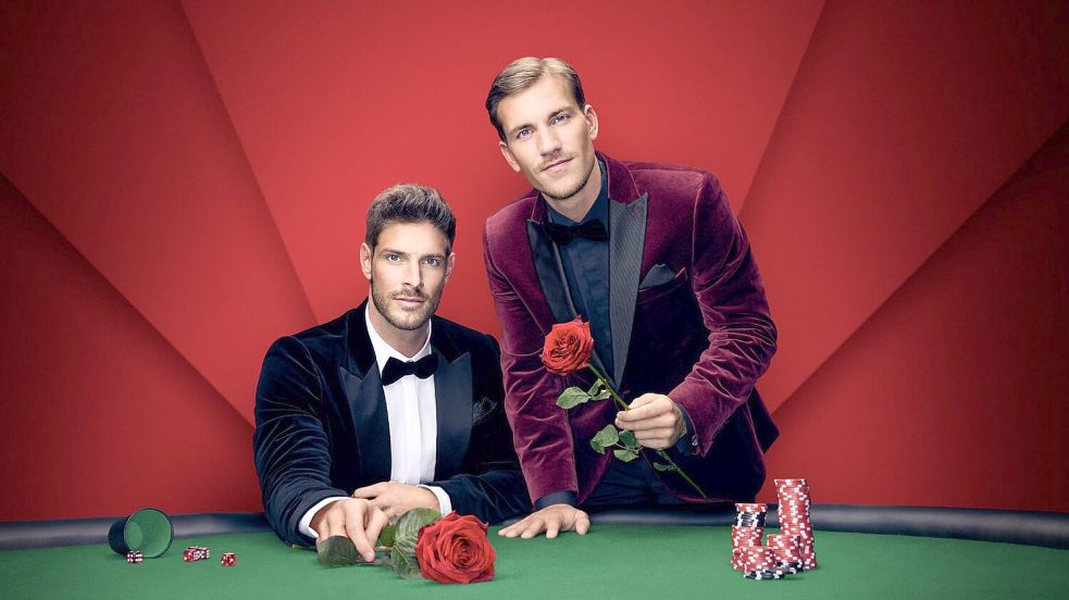 Sie verteilen bald die Rosen auf RTL: der Kölner Versicherungsfachmann Martin Braun und der Berliner Fotograf Felix Stein. (Handout) Foto: RTL / Benno Kraehahn/dpa