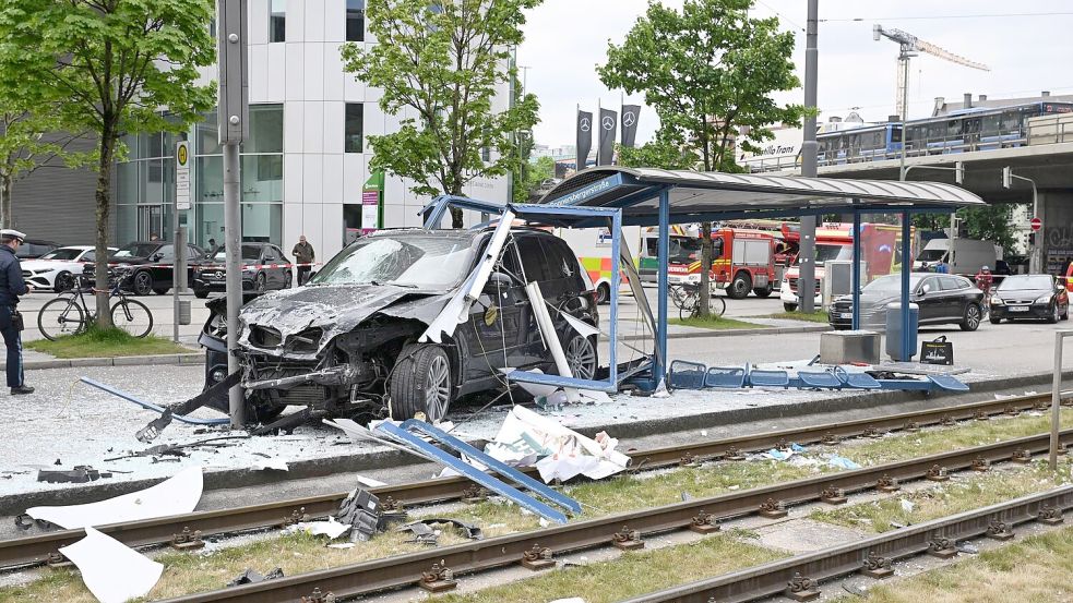 Das Auto fuhr in ein Haltestellenhäuschen nahe der Donnersbergerbrücke. Foto: Felix Hörhager/dpa