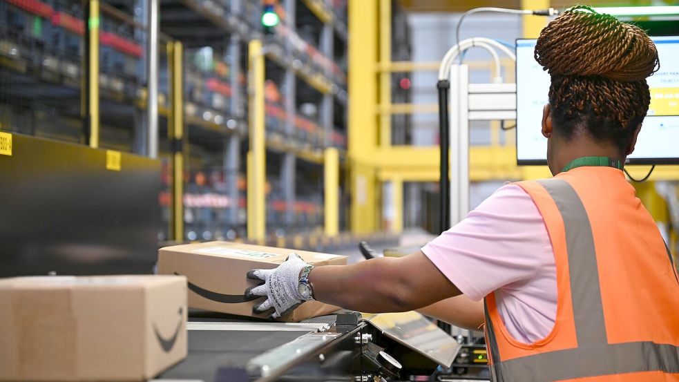 Eine Amazon-Mitarbeiterin an einem Standort des US-Logistikers in Dortmund - ein Job von 40.000 in Deutschland, Tendenz steigend. Foto: Wolf von Dewitz/dpa