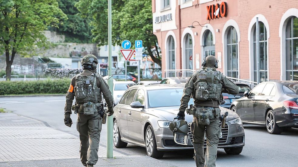 Eine Razzia gegen mutmaßliche Drogen- und Waffenhändler in vier Bundesländern hat auch ein Mehrfamilienhaus in Hagen in den Fokus genommen. Foto: Alex Talash/dpa