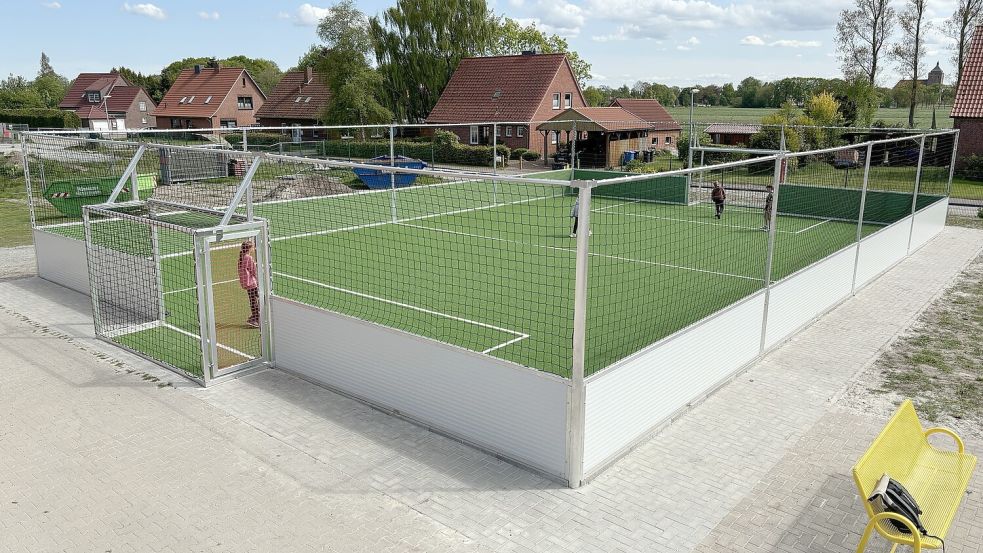Ab sofort kann auf dem Soccer-Court am Adeweg in Osteel gespielt werden. Foto: Thomas Dirks