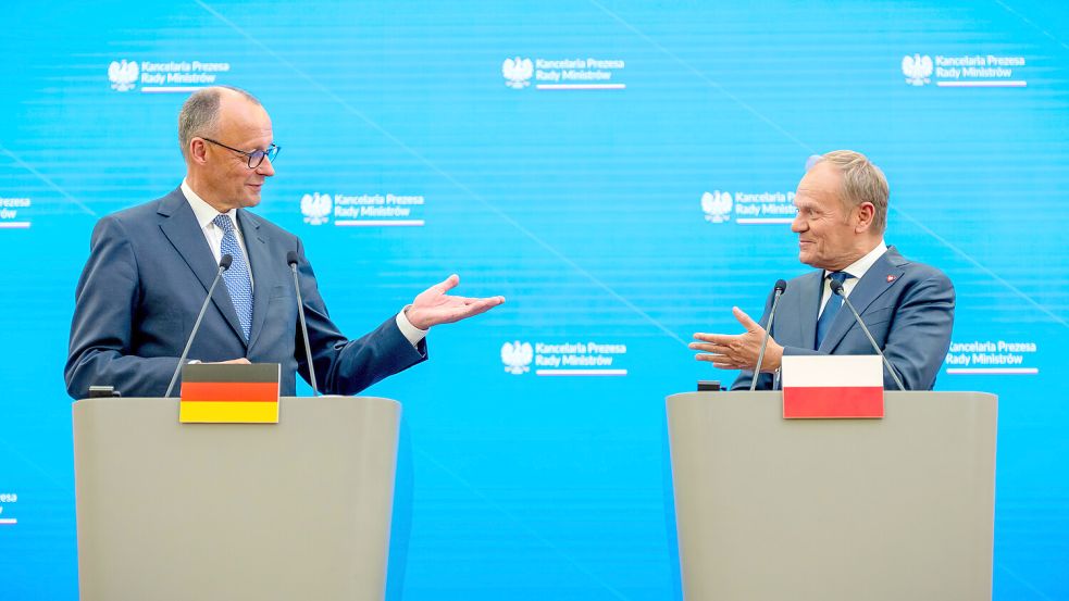 Trotz diplomatischer Gesten in Warschau wachsen die Spannungen zwischen Bundeskanzler Friedrich Merz und dem polnischen Ministerpräsidenten Donald Tusk wegen verschärfter Grenzkontrollen. Foto: Michael Kappeler/dpa