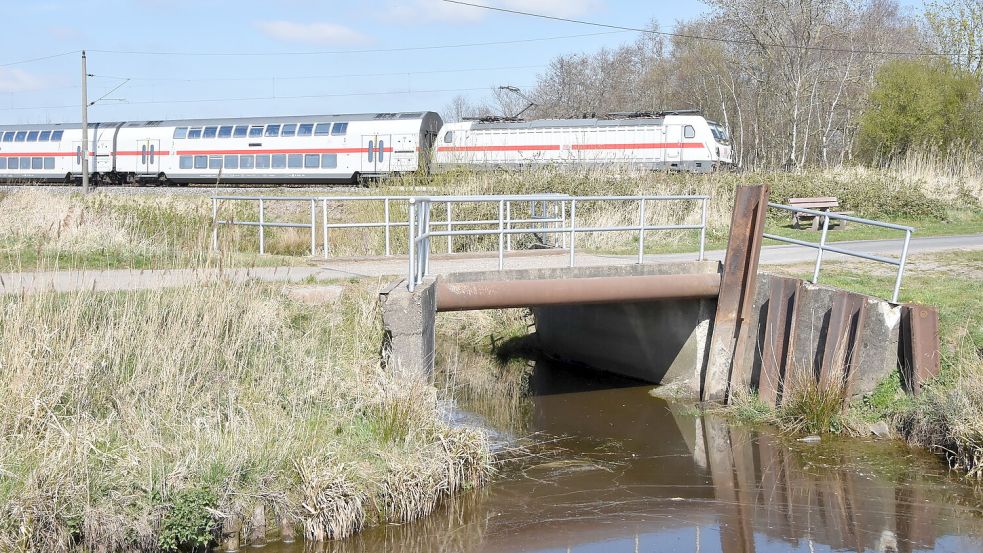 Die etwa 70 Jahre alte Brücke über die Abelitz am Hingstlandsweg in Marienhafe wird in der Zeit von Ende Juni bis Ende August durch eine neue ersetzt. Foto: Thomas Dirks