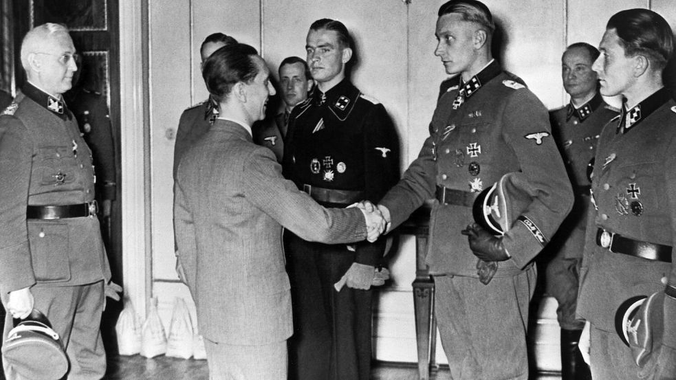 Erst SS-Mann, dann Kinderheimbetreiber: Joseph Goebbels gratuliert Sturmbannführer Hugo Kraas von der SS-Panzerdivision „Leibstandarte Adolf Hitler" zur Verleihung des Ritterkreuzes. Foto: Bildarchiv Preußischer Kulturbesitz