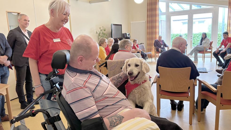 Eine Extra-Streicheleinheit gibt es beim Besuch im Seniorenheim für den Golden Retriever „Shadow“. Foto: Christin Wetzel