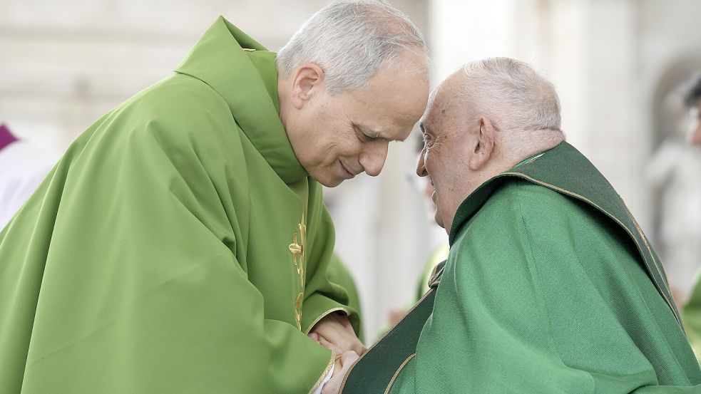 Vorgänger grüßt Nachfolger: Papst Franziskus (rechts) im Februar 2025 im Gespräch mit dem damaligen Kardinal Robert Prevost. Foto: Imago/Vatican Media