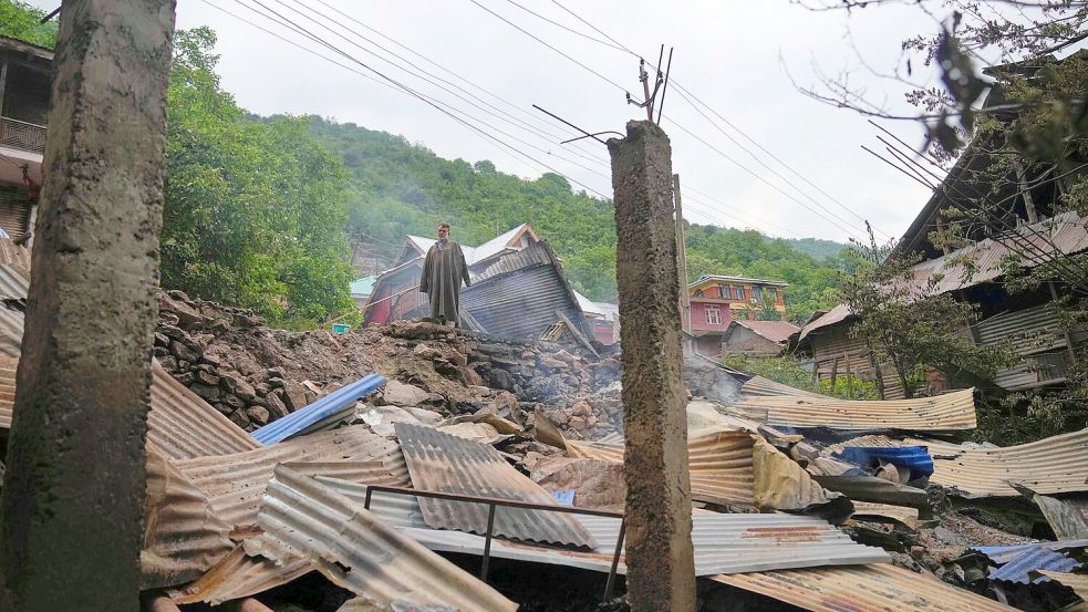 Ein Mann inspiziert sein beschädigtes Haus nach dem nächtlichen Beschuss aus Pakistan im Dorf Gingal im Bezirk Uri im indisch kontrollierten Kaschmir. Foto: Dar Yasin/AP/dpa
