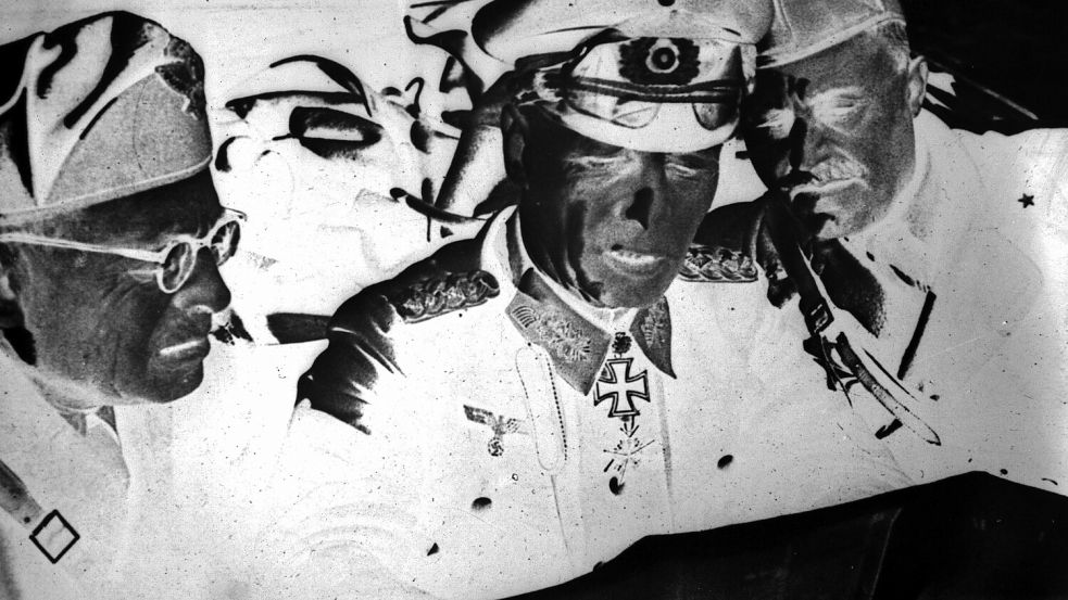 Der „Wüstenfuchs“: Generalfeldmarschall Rommel (m.) berät sich mit italienischen Generälen während des Angriffs auf Tobruk, Libyen im Jahr 1942. Foto: IMAGO/United Archives International
