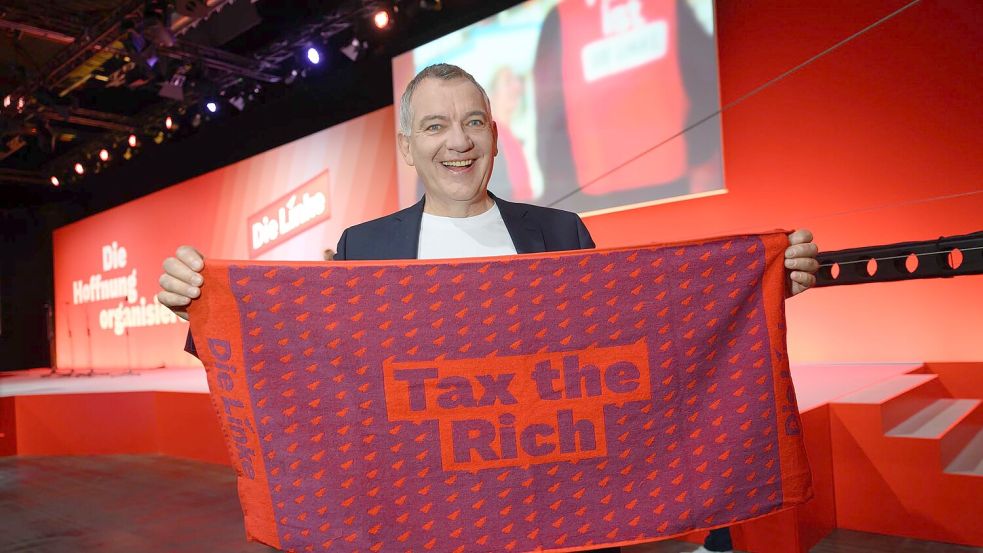 „Tax the rich“ - das Motto wiederholt Parteichef Jan van Aken immer wieder. Foto: Hendrik Schmidt/dpa