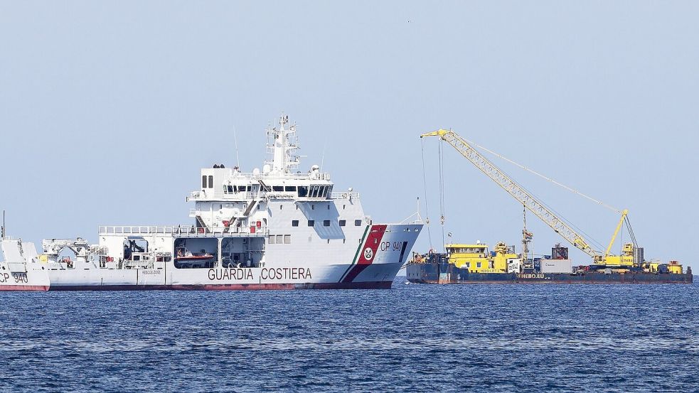 Bei dem Manöver kommt auch ein schwimmender Kran zum Einsatz. Es gilt als extrem kompliziert. Die Kosten werden auf mehrere Millionen Euro geschätzt. Foto: Alberto Lo Bianco/LaPresse via ZUMA Press/dpa