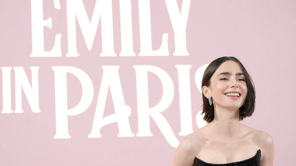 Die britische Schauspielerin Lily Collins spielt in der Serie „Emily in Paris“ die Titelrolle. (Archivbild) Foto: Jordan Strauss/Invision/dpa