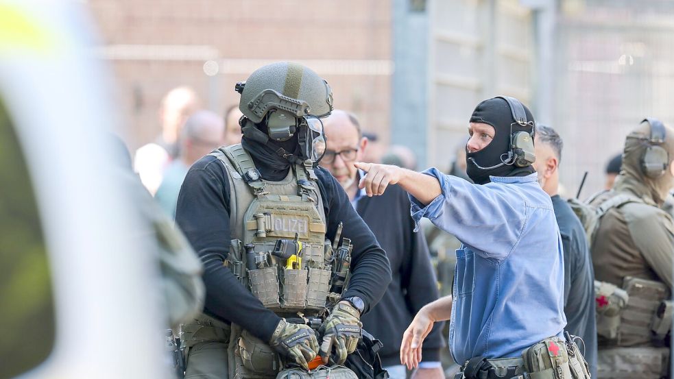 Auch schwer bewaffnete Einheiten der Polizei waren im Einsatz. Foto: Christoph Reichwein/dpa