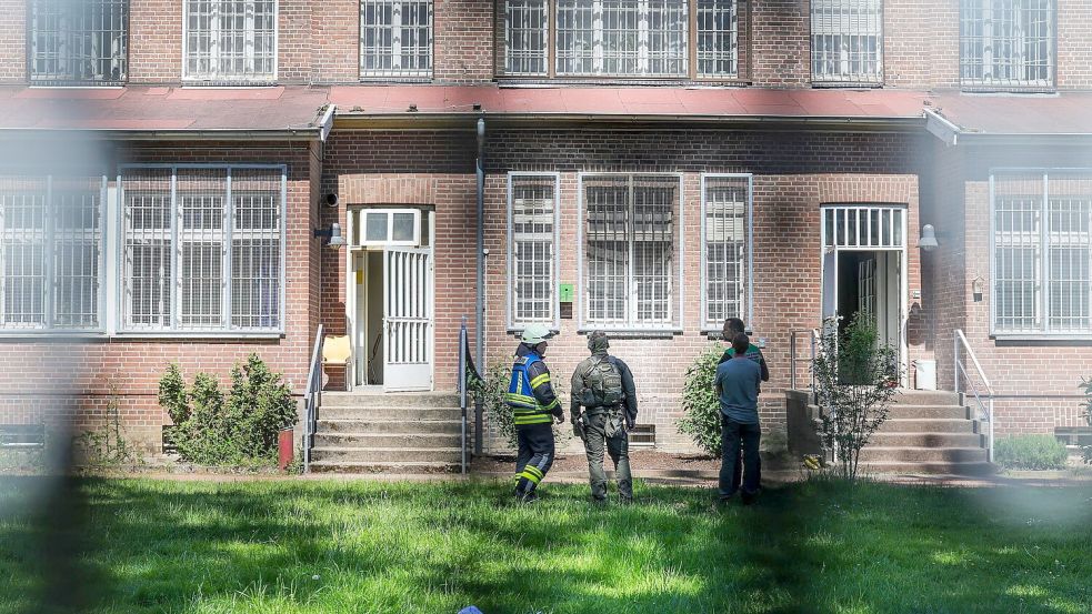 Polizei und Feuerwehr rückten mit einem Großaufgebot aus. Foto: Christoph Reichwein/dpa