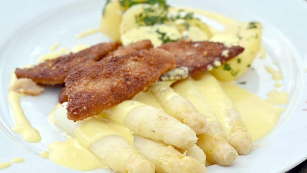 Diejenigen, die Spargel mögen, essen ihn am liebsten mit Sauce hollandaise (einer Soße, die ursprünglich nur aus Butter, Eigelb und einer Reduktion aus Weißwein besteht). (Archivbild) Foto: Martin Schutt/dpa
