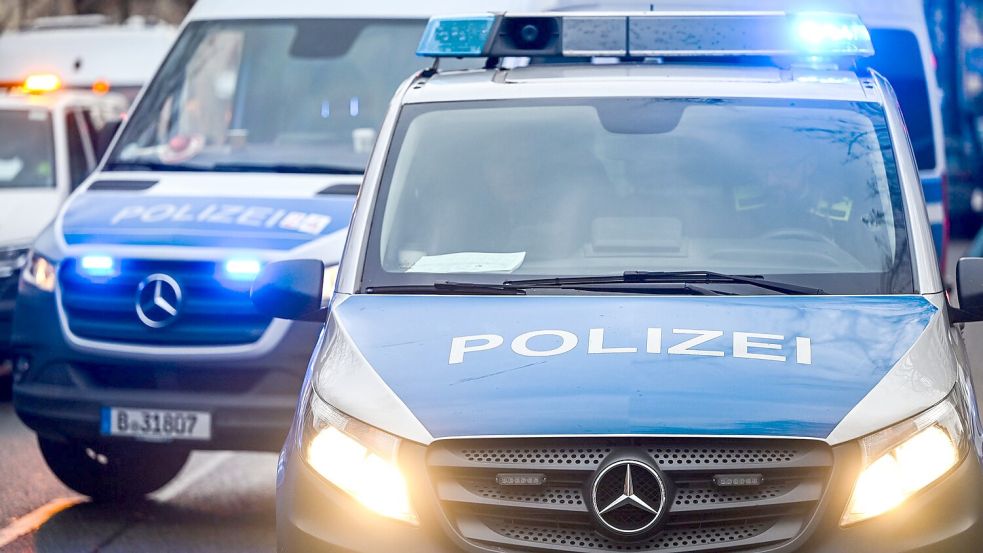 Ein totes Baby wird in Berlin an einem Gehweg gefunden, die Polizei ermittelt. Foto: Jens Kalaene/dpa