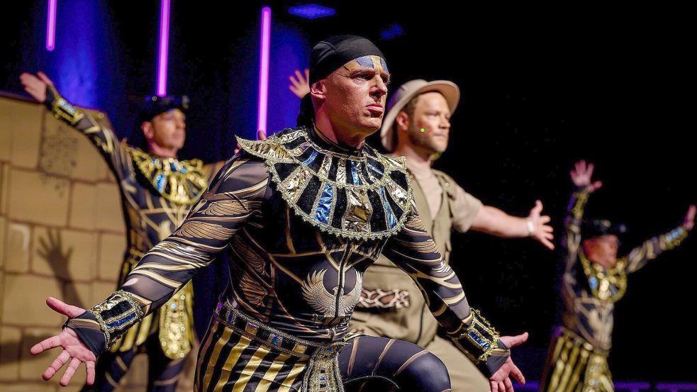 Das Männerballett „Hopptown Jumping Jacks“ zeigt den Tanz „Versiegelt und Vergessen - Das Buch der Offenbarung“ bei der Deutschen Meisterschaft im Männerballett und landet damit im Mittelfeld. Foto: Daniel Löb/dpa