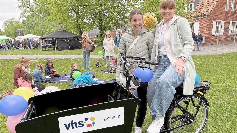 Lena Rücker (links) und Stefanie Siebels sind mit dem Vorlese-Fahrrad in Aurich unterwegs. Foto: Mieke Matthes