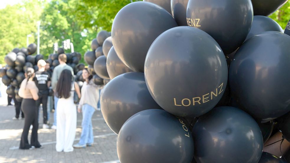 Bei einer Kundgebung für den von der Polizei erschossenen Lorenz steigen schwarze Ballons mit seinem Namen auf. Foto: Izabela Mittwollen/dpa