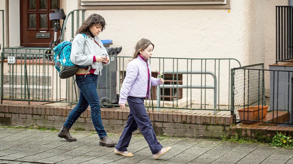 Niemals unbeobachtet: Rani Ewers (Via Jikeli, links) holt ihre Tochter Mia (Pola Friedrichs, rechts) von der Schule ab. „Tatort: Solange du atmest“. Foto: Radio Bremen / Claudia Konerding