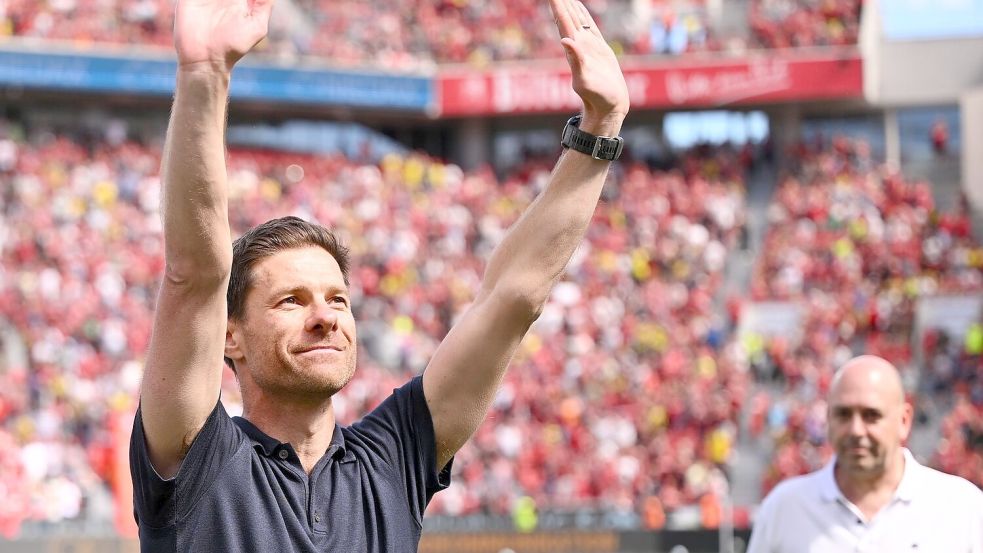Xabi Alonso wird trotz einer Niederlage im letzten Heimspiel von den Fans gefeiert. Foto: Marius Becker/dpa