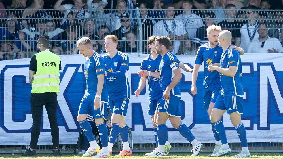 Das frühe 1:0 von Tido Steffens (Mitte) feierte auch Tim Dietrich (rechts) bei seinem letzten Kickers-Heimspiel. Fotos: Doden