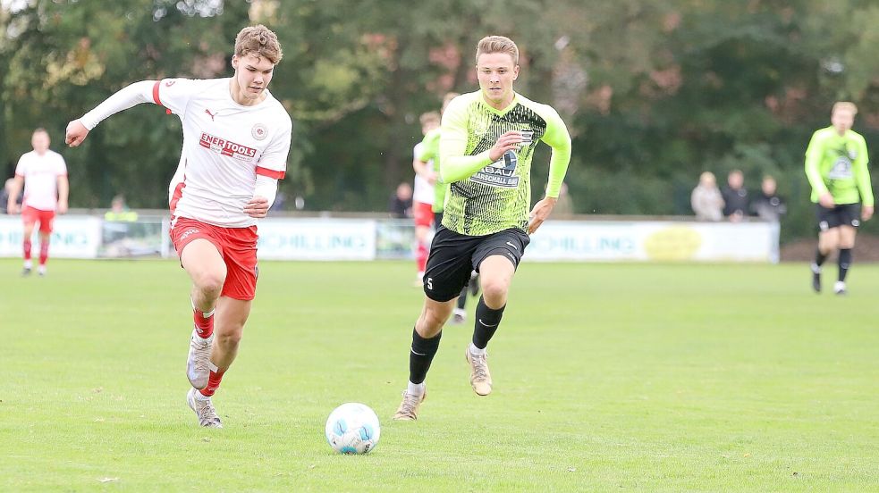 Bereits im Hinspiel lieferten sich der Fehntjer Klaas Bikker (links) und der Larrelter Jonas Knöner interessante Laufduelle. Mitte Oktober endete das Spiel 1:1. Im Rückspiel setzten sich die Fehntjer in Larrelt glatt mit 3:0 durch. Foto: Wilfried Gronewold