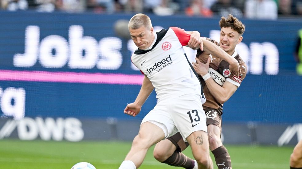 Frankfurts Rasmus Kristensen (l) erzielte nach nur 24 Sekunden die Führung gegen den FC St. Pauli. Foto: Arne Dedert/dpa