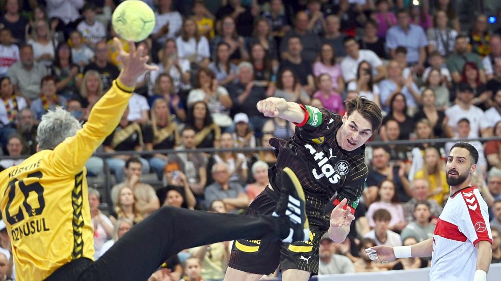 Die deutschen Handballer haben die EM-Qualifikation mit einem Sieg gegen die Türkei erfolgreich abgeschlossen. Foto: Markus Lenhardt/dpa