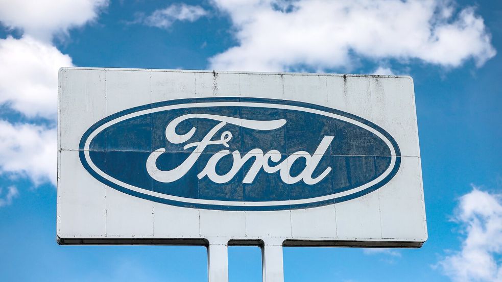 Ein Logo steht vor dem Ford Werk bei gutem Wetter - wirtschaftlich gesehen sind die Perspektiven des Ford-Autogeschäfts in Europa düster. Foto: Oliver Berg/dpa