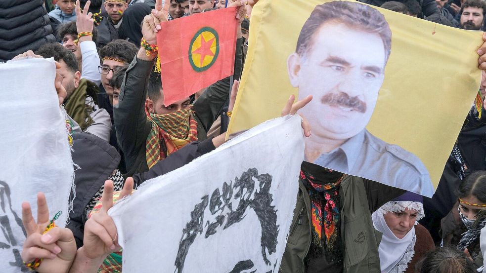 Junge Kurden halten ein Plakat des inhaftierten Anführers der militanten PKK, Abdullah Öcalan, in die Luft. Foto: dpa/Bilal Seckin