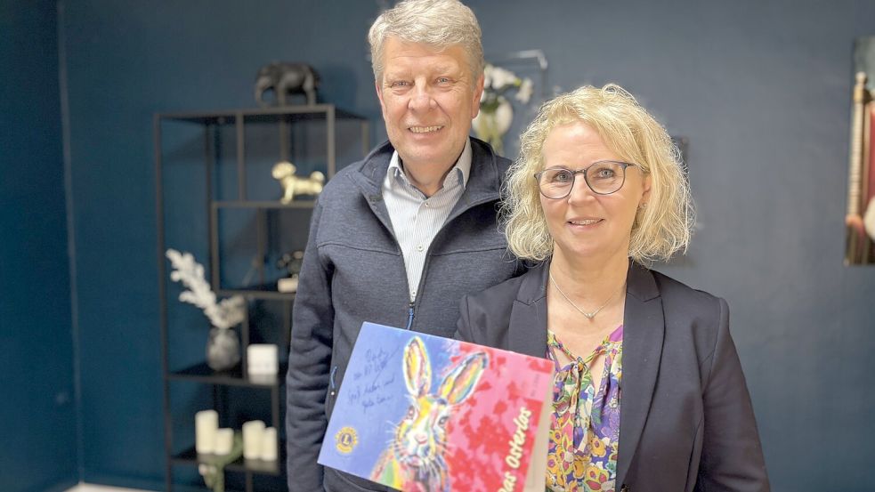 Andreas Poppen und Inka Büttner vom Lions Club Aurich Aurora freuen sich, dass die Osterlos-Aktion so gut bei den Aurichern angekommen ist. Foto: Christin Wetzel