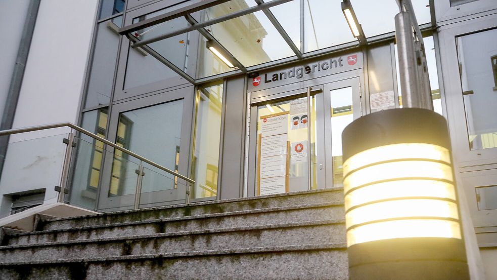 Der Eingang zum Landgericht in Aurich. Foto: Romuald Banik