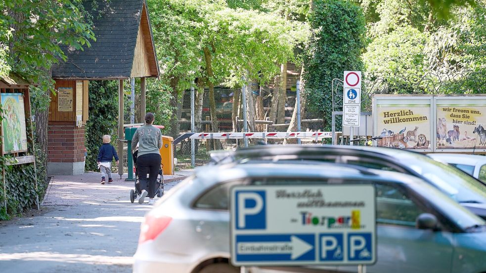 Der Eingang und Parkplatz zum Tierpark Nadermann im ostwestfälischen Delbrück. Hier hatte am Morgen ein Tiger eine Mitarbeiterin gebissen und verletzt. Foto: Bernd Thissen/dpa