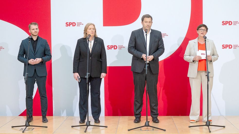 Neue erste Reihe bei der SPD: Tim Klüssendorf, Bärbel Bas und Lars Klingbeil. Die außen stehende Co-Parteichefin Saskia Esken tritt nicht mehr an. Foto: Christophe Gateau/dpa
