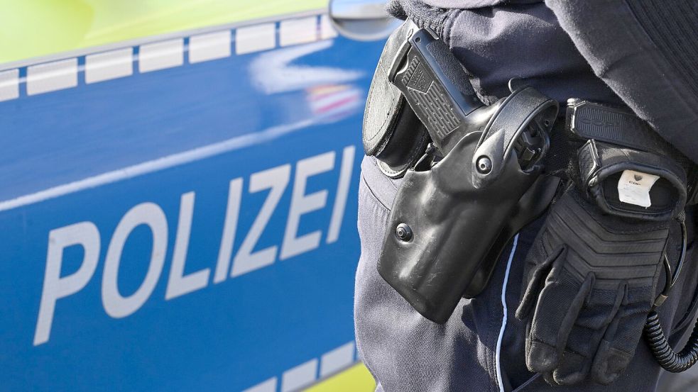 Die Polizei hat am Bremer Hauptbahnhof einen Mann festgenommen, der einen anderen niedergestochen haben soll. Foto: Bernd Weißbrod / dpa