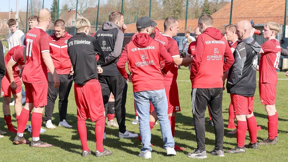 Die Nachbesprechung beim VfB Münkeboe findet rasch nach Spielschluss auf dem Platz statt. Beim 1:1 auf eigener Anlage gegen Frisia Emden haderte Trainer Uwe Delewski mit der Chancenverwertung seiner Crew. Foto: Wilfried Gronewold