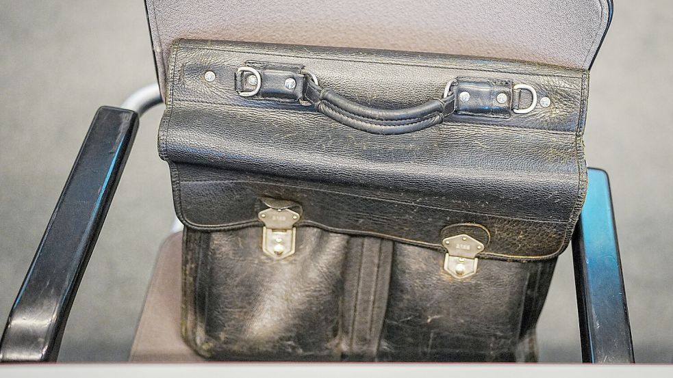 In der Aktentasche, die bei der Wohnungsdurchsuchung vergessen wurde (hier ein Symbolbild), befanden sich Ermittlungsunterlagen der Polizei. Foto: DPA