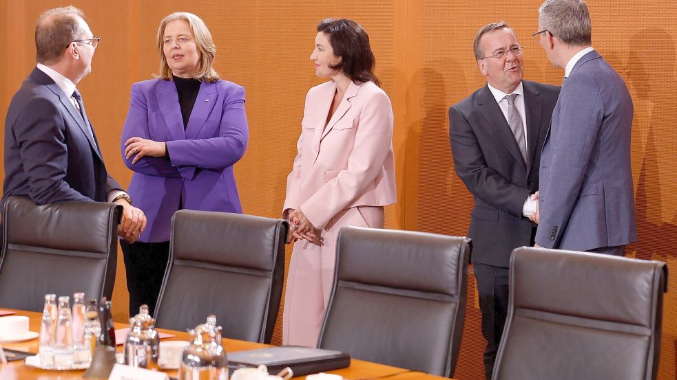 Großes Kennenlernen: Die neuen Minister bei ihrer ersten Kabinettssitzung vergangene Woche. Foto: AFP/ODD ANDERSEN