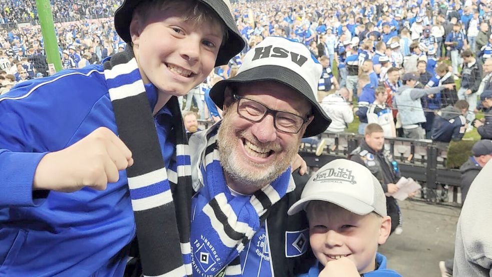 Martin Kuhlmann aus Großefehn war mit seinen Söhnen Jasper (links) und Teetje im Volksparkstadion.