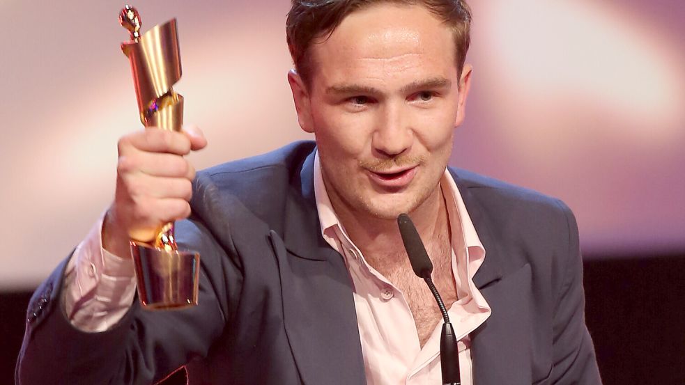 Frederick Lau hat bereits zwei Deutsche Filmpreise gewonnen. Hier hält er im Jahr 2015 den Deutschen Filmpreis als bester Hauptdarsteller im Spielfilm „Victoria“ in der Hand. Foto: dpa/Kay Nietfeld