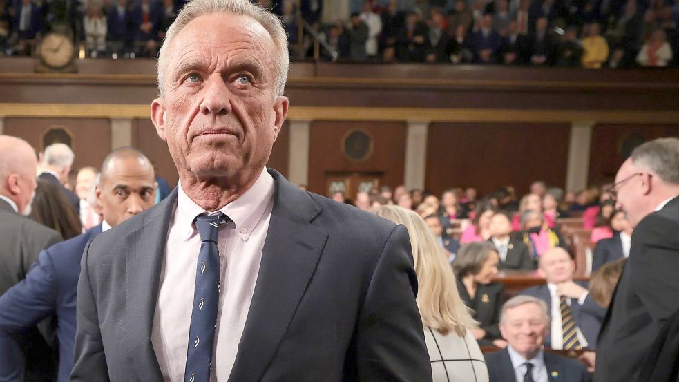 Gesundheitsgefahr wegen einer hohen Bakterienkonzentration: Das hält den US-Gesundheitsminister offensichtlich nicht vom Plantschen ab. Foto: Win McNamee/POOL Getty Images/dpa
