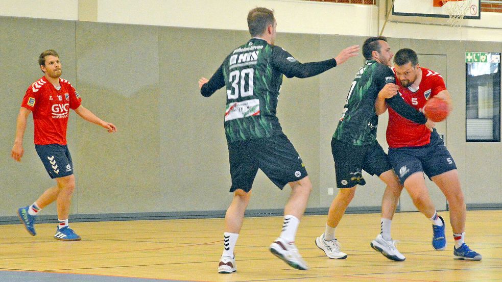 Harter Kampf: TuRa Marienhafes Herren um Kapitän Tido Poppinga (am Ball) errangen gegen ihren direkten Tabellennachbarn Wilhelmshaven ein Unentschieden. Foto: Sarah Dirks