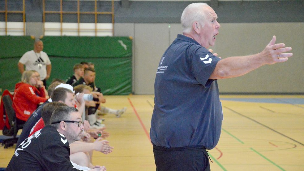 Pure Emotionen: Tura-Trainer Klaus Näckel, der die Handballherren auch in den kommenden Saison trainieren wird, läuft am Seitenrand auf Hochtouren. Foto: Sarah Dirks