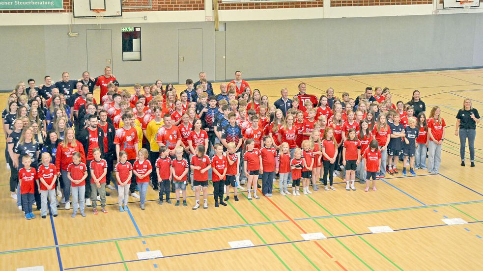 Alle Mannschaften der Handballabteilung von TuRa Marienhafe präsentierten sich dem Publikum. Stefanie Janssen stellte sie vor. Foto: Sarah Dirks