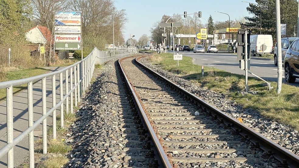 Die Bahnlinie führt entlang der Bundesstraße unter anderem durch den Moordorfer Ortskern. Foto: Karin Böhmer