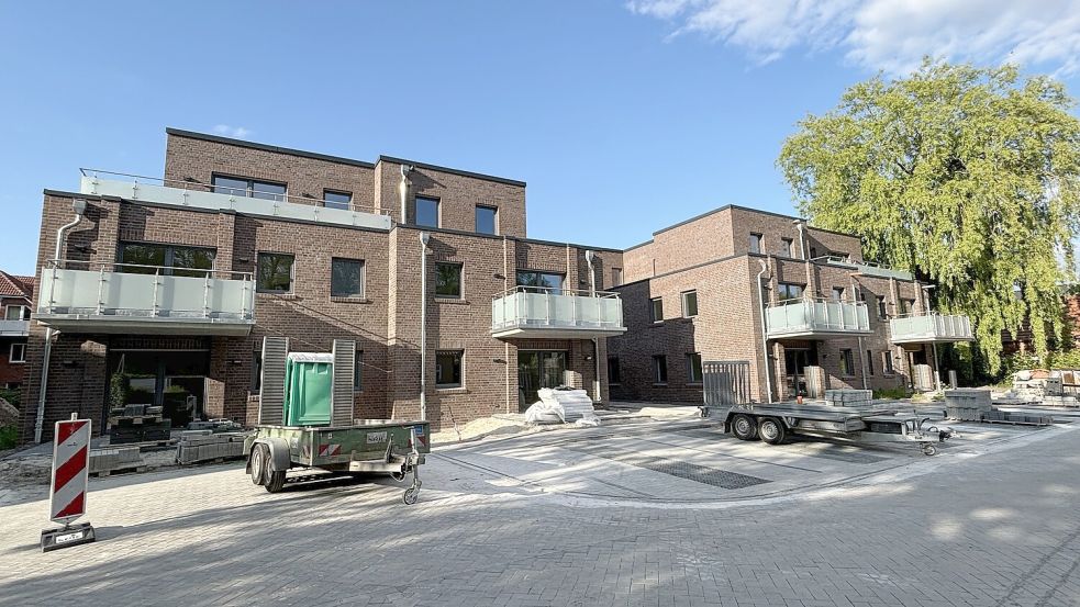 Zwischen dem Krähennestergang und dem Mehrparteienhaus befinden sich der Wendebereich (links im Foto) sowie Stellplätze. Foto: Karin Böhmer
