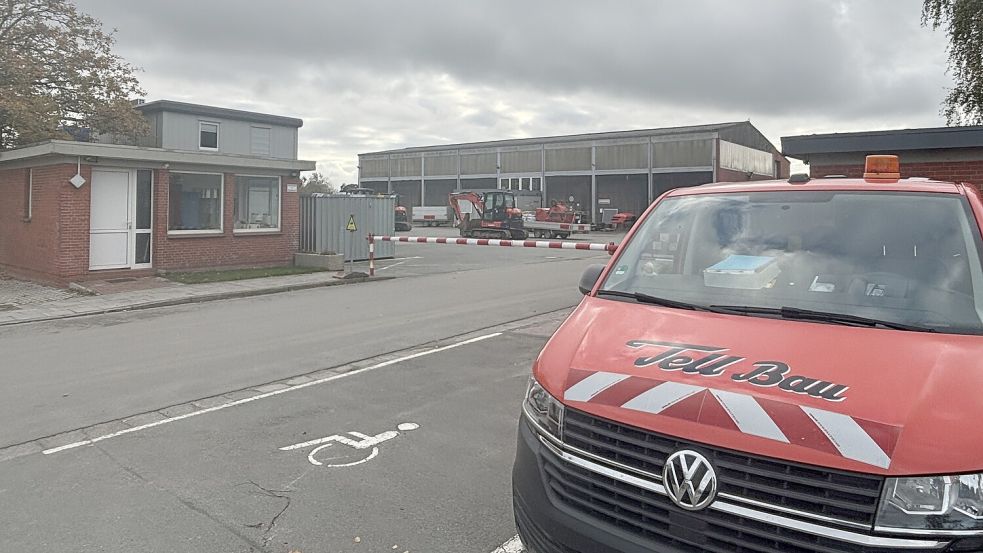 Tell Bau will das Firmengelände in Norden aufgeben und nach Marienhafe übersiedeln. Foto: Rebecca Kresse