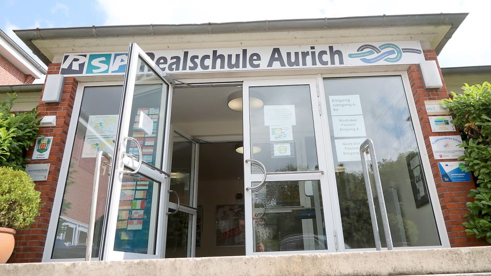 Der Eingang der Realschule Aurich. Foto: Romuald Banik