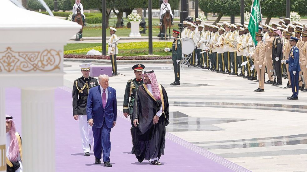 Der Kronprinz empfing den Gast aus Amerika mit allerlei Pomp. Foto: Alex Brandon/AP/dpa
